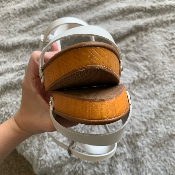 📦 SALE | CUSHIONAIRE | Sloan Faux Wood Sandal - Picture 5 of 11